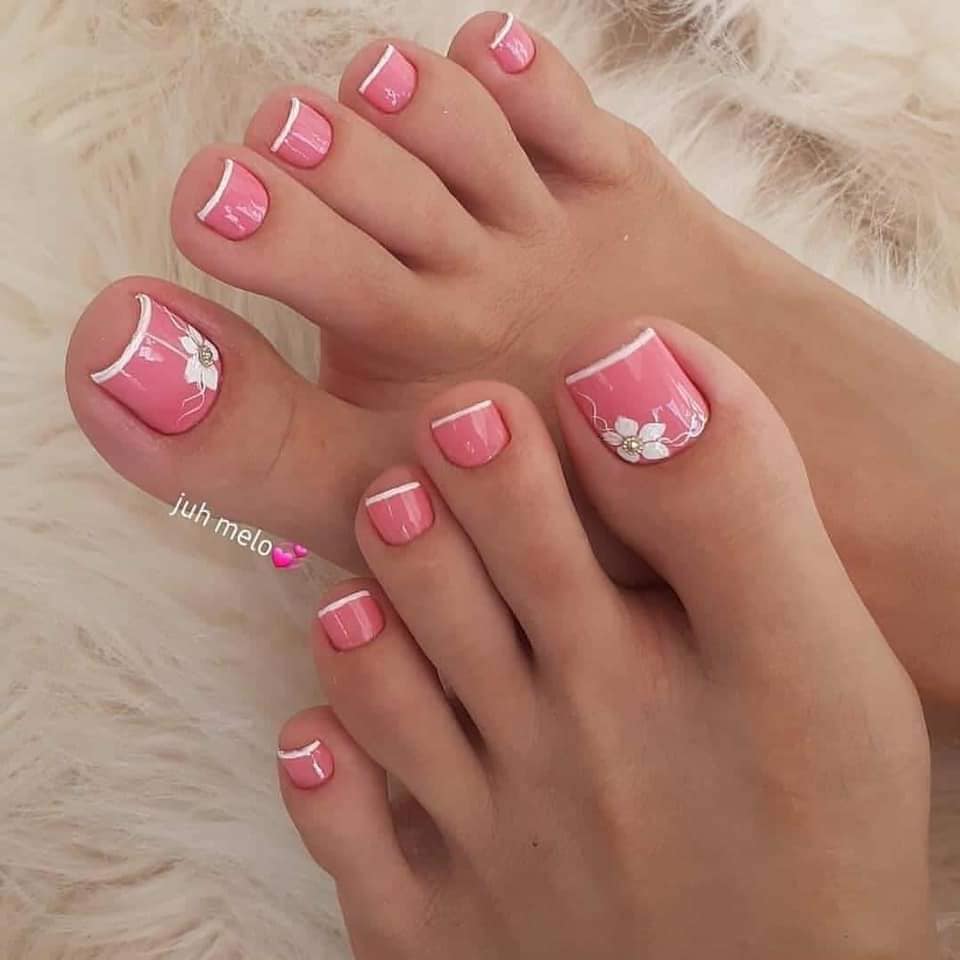 1 TOP 1 Nail Unas de Pies Rosa con fina linea en el borde y flores blancas