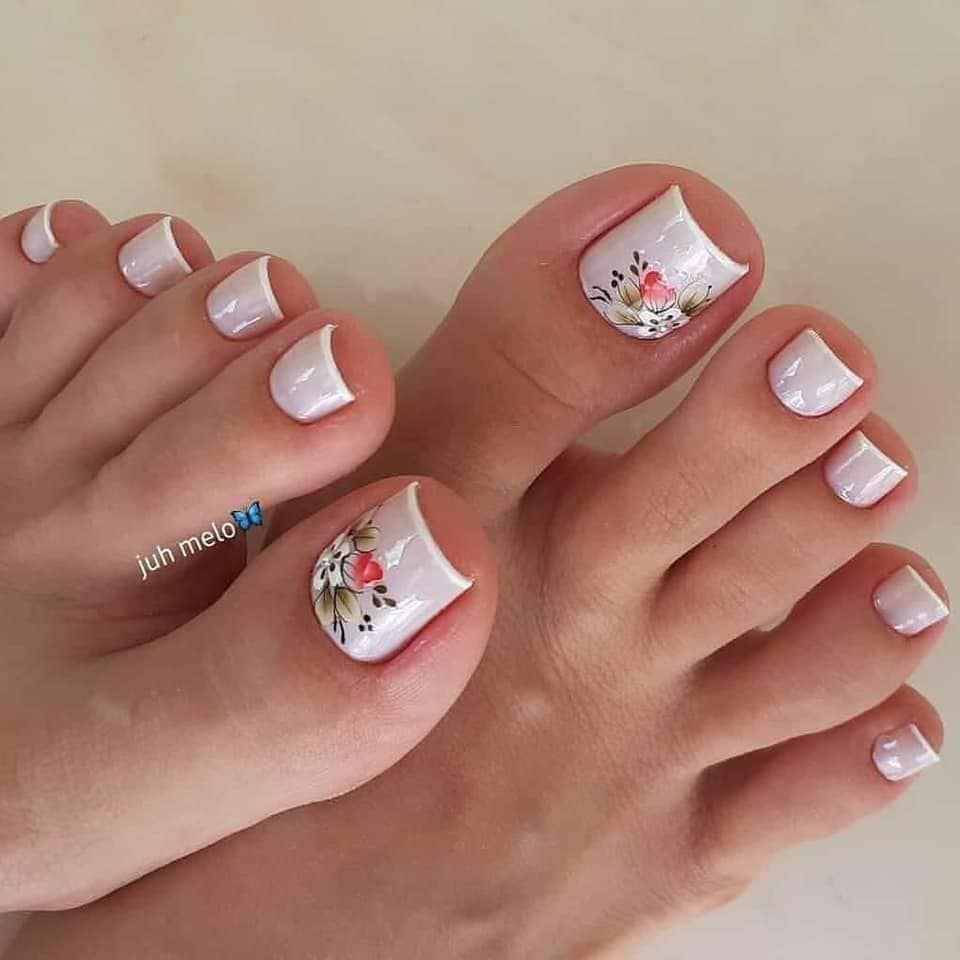 Nail Unas de Pies Blancas con dibujo de flores blancas y rojas en dedo mayor