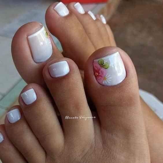 Nail Unas de Pies Blanco con delicada dlor rosa en dedo mayor