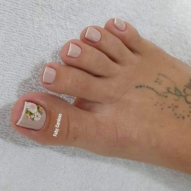 Nail Unas de Pies Marfil con bordes blancos y flores blancas en dedo mayor