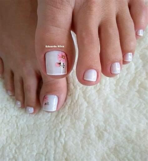 Nail Unas de Pies blancas con detalles de flores rosadas