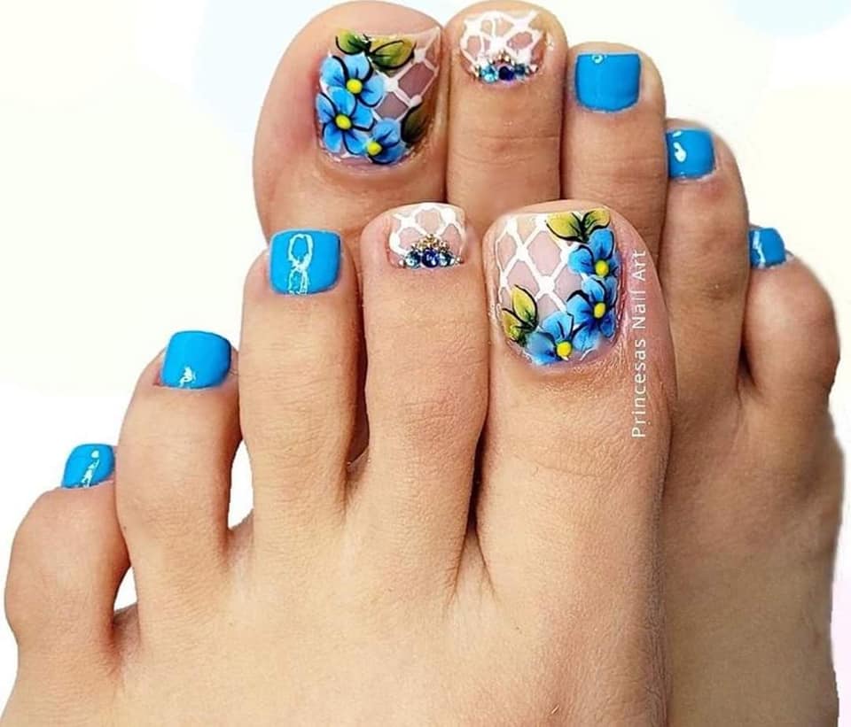 Nail Unas de Pies pintadas en celeste excepto dos dedos en rosado con flores azules