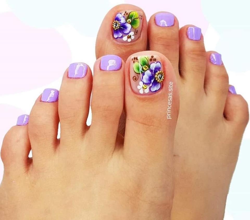 Nail Unas de Pies pintura en violeta y flores verdes y purpuras en dedo mayor