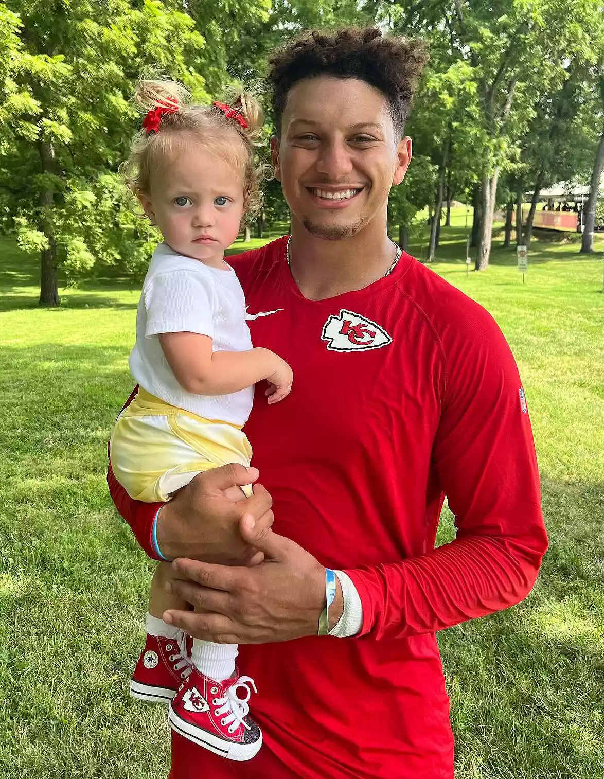 Heartwarming Reaction of NFL Star Patrick Mahomes When He Sees Daughter Sterling for the First Time – UP23H