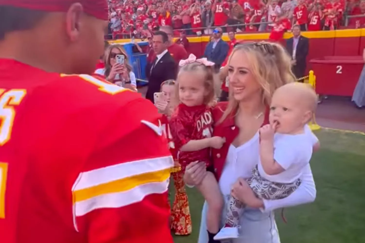 Patrick Mahoмes Shares Kisses with Wife Brittany, Son Bronze and Daughter Sterling on Sidelines