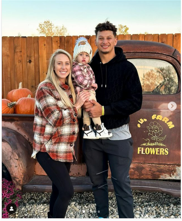 Patrick Mahomes' Wholesome Preparation For Super Bowl Comes to Broad  Daylight After Blissful Brittany Captures “Greatest Video” -  EssentiallySports