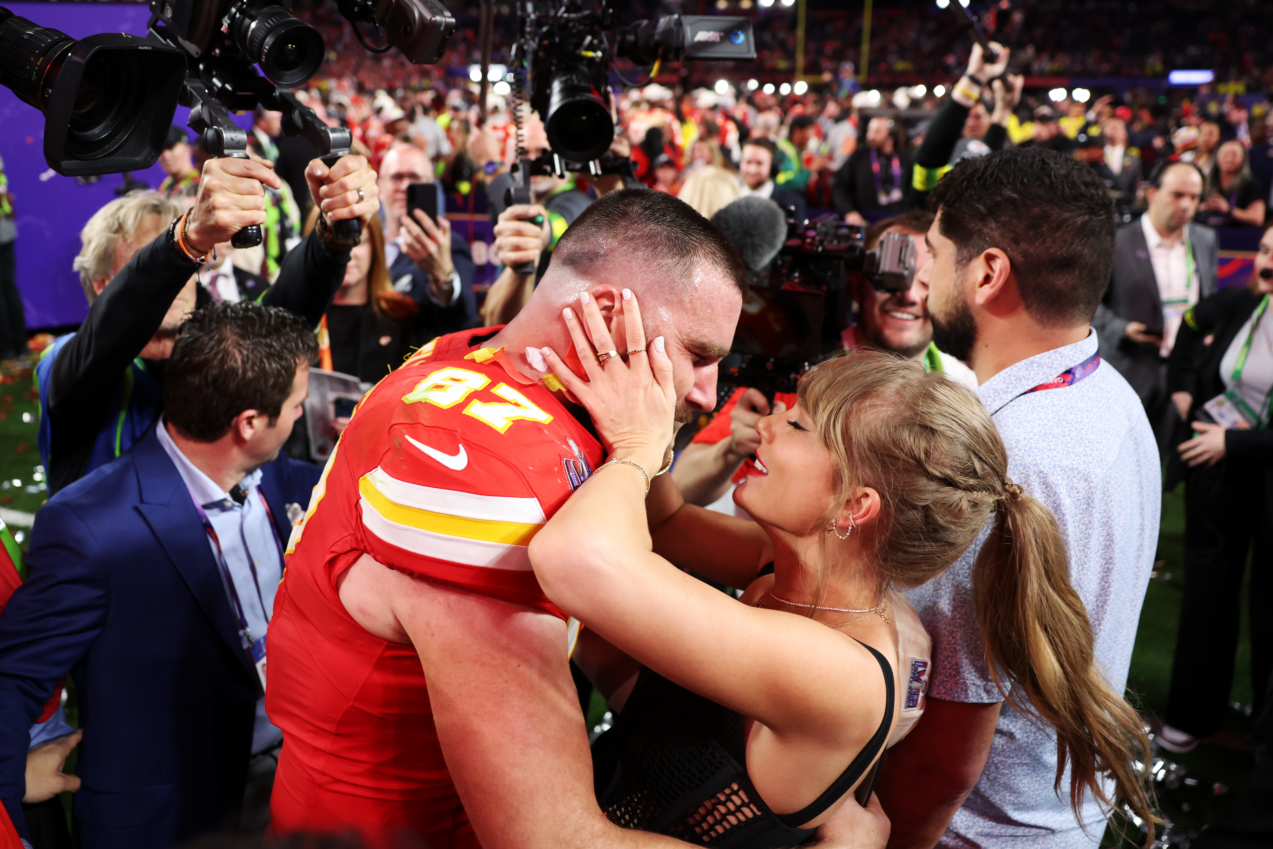 Travis Kelce kissing Taylor Swift