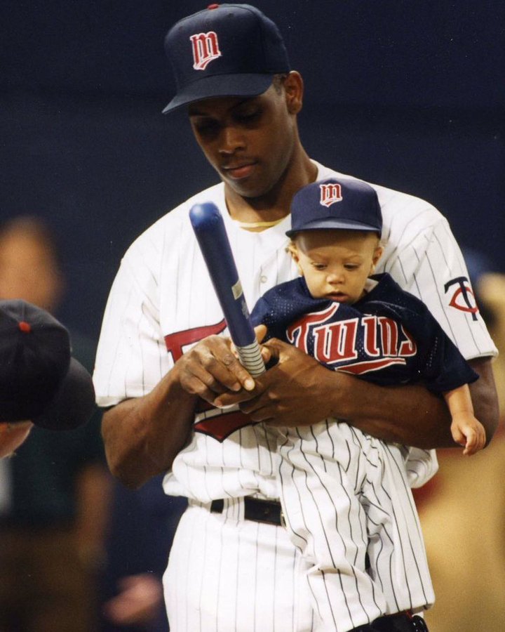 In pictures: Pat Mahomes Sr. holding a young Patrick Mahomes before he became an NFL great and three-time Super Bowl MVP - Mnews