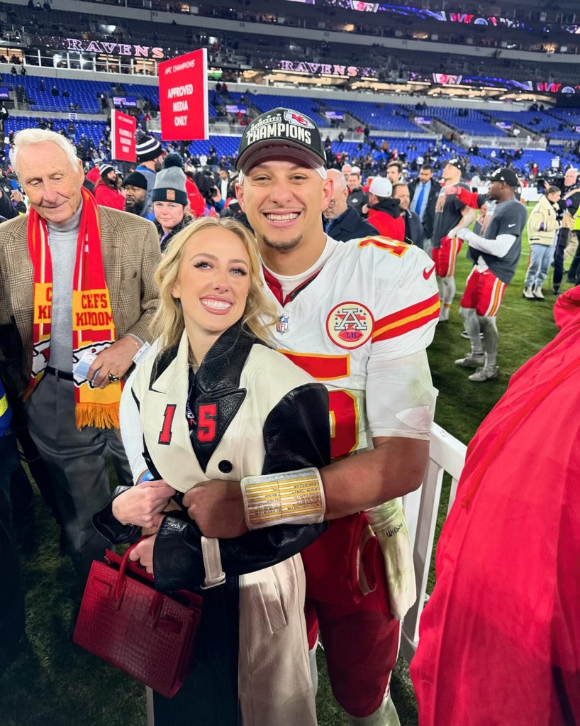 patrick mahomes with his arm around