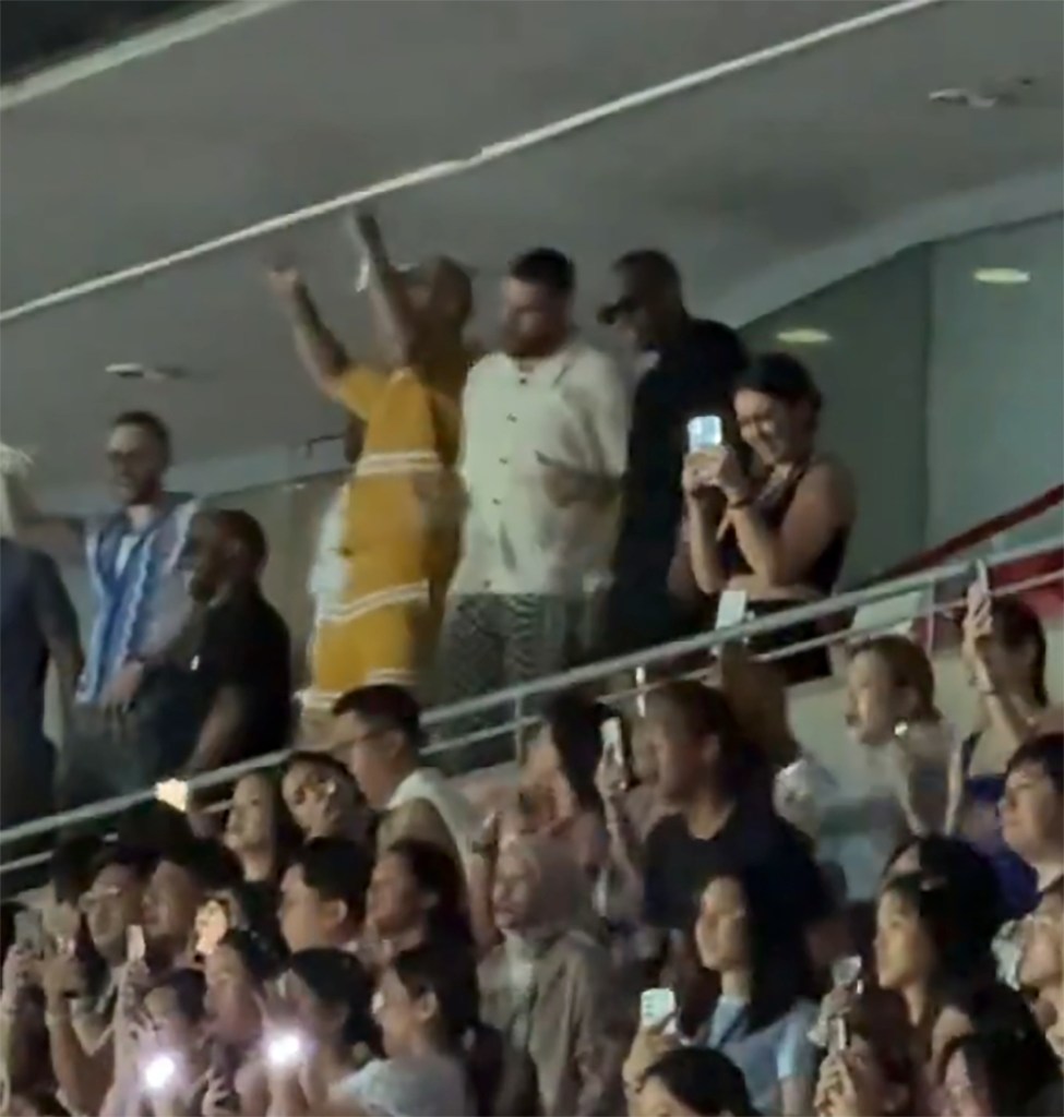 Travis Kelce dances to Taylor Swift's 'Ready for It?' in Singapore