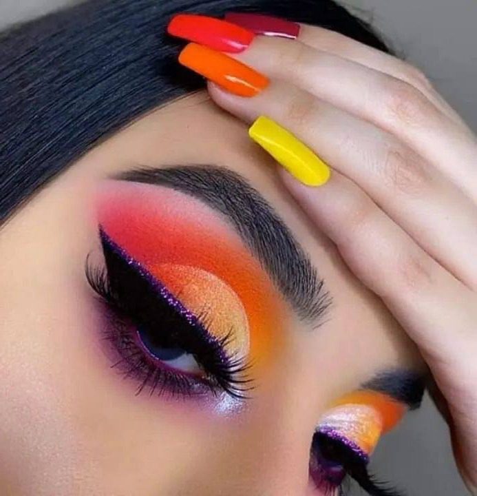 296 Combinacion de unas y maquillaje block eye sombra tonos naranja claro y oscuro delineado cat eye y linea de glitter morado encima unas en mate amarillo naranja claro y oscuro