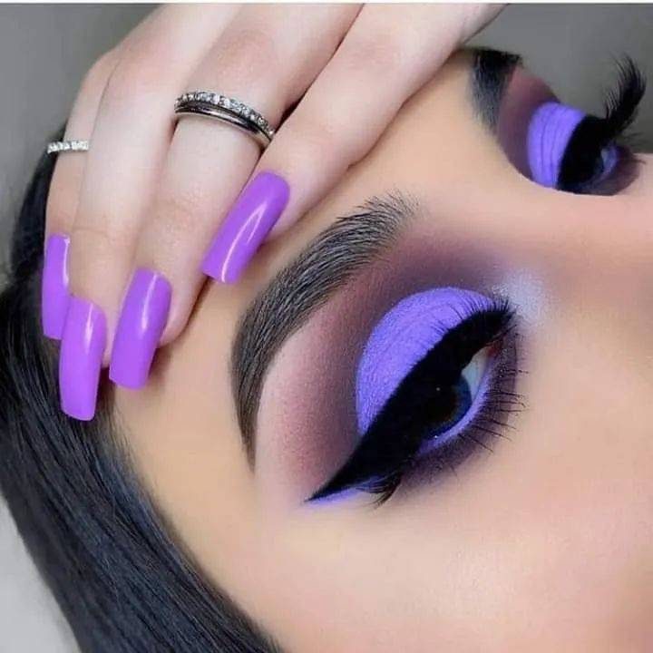 519 Combinacion de unas y maquillaje smokey eyes con sombra en lila claro en parpado y morado oscuro en borde delineado cat eye con unas cuadradas largas con esmalte lila claro