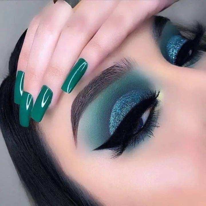 543 Combinacion de unas y maquillaje smokey eye sombra en tonos verde oscuro y escarchado delineado cat eye unas cuadradas largas con esmalte verde oscuro