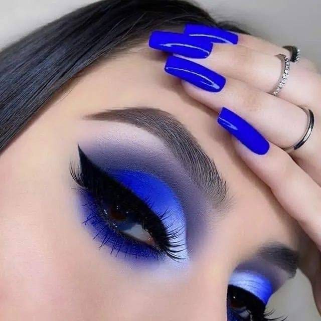 563 Combinacion de unas y maquillaje smokey eye azul rey con punto de sombra en blanco en zona lagrimal delineado cat eye unas cuadradas largas en azul rey