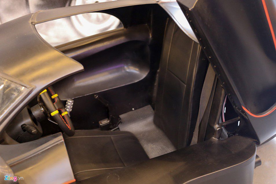 Cabin xe thiết kế với một chỗ ngồi, cửa mở kiểu cắt kéo ngược về phía sau. 