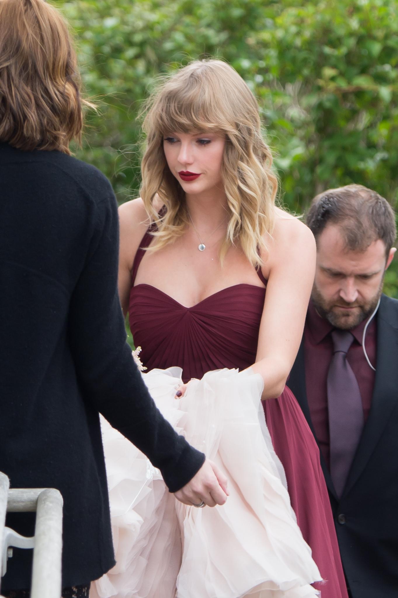 The American singer looked lovely in a maroon gown