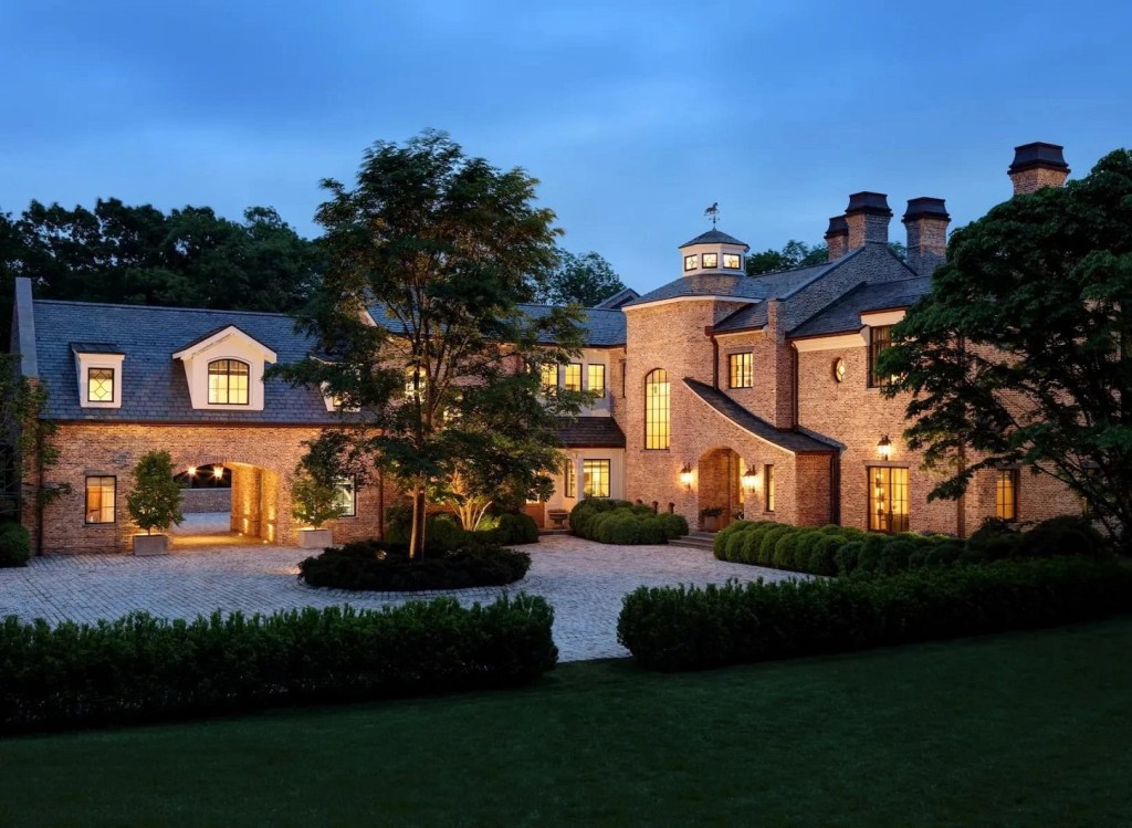 Front View of Tom Brady's Brookline Home