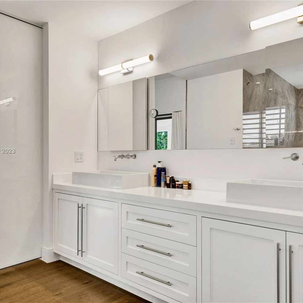 Bathroom in Closet in Jeremy Shockey's Miami Home