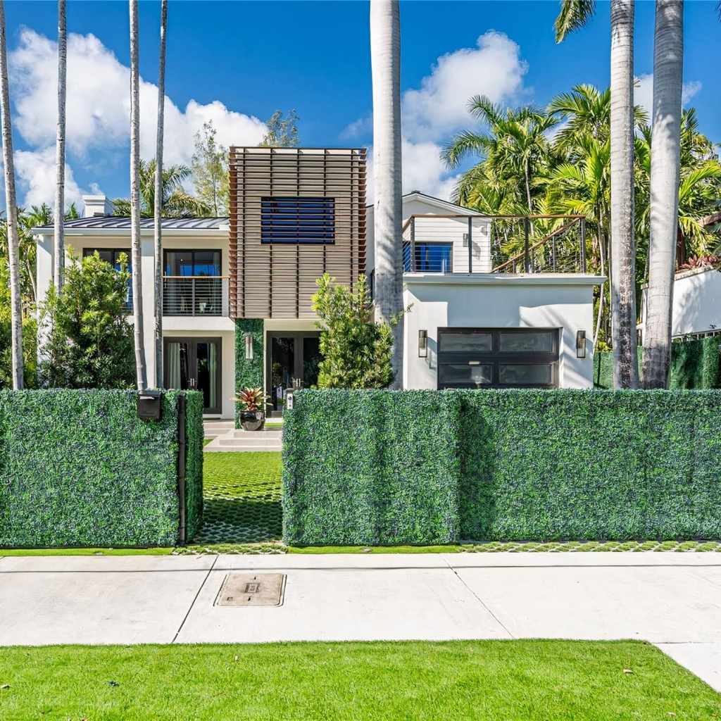 Front View of Jeremy Shockey's Miami Home