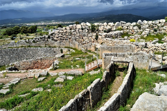 Vòng tròn của những ngôi mộ - Khu khảo cổ Mycenae