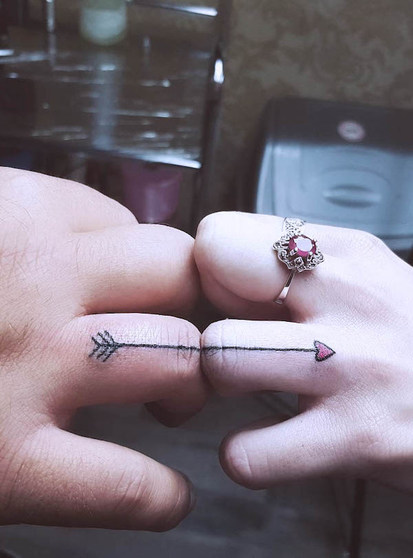 Arrow to the heart wedding ring tattoos by @samaraxsk