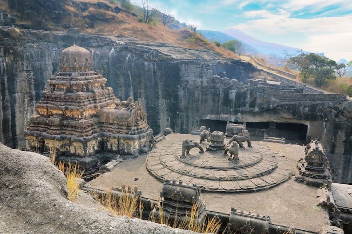 Ngôi đền khổng lồ hơn 1200 năm tuổi được chạm khắc từ đá