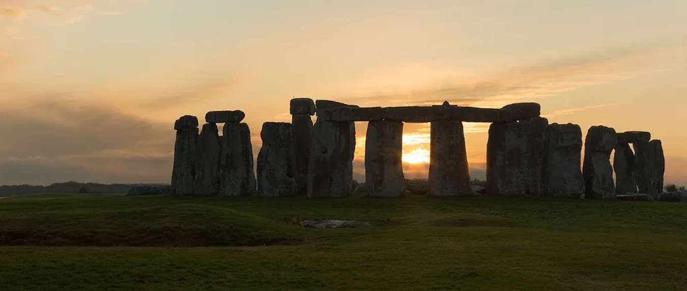 Bãi đá Stonehenge nhìn từ xa @shutterstock 