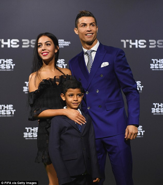 Ngắm nhan sắc rực rỡ của bạn gái mới Ronaldo tại lễ trao giải The Best - Ảnh 3.