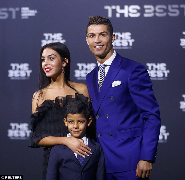 Ngắm nhan sắc rực rỡ của bạn gái mới Ronaldo tại lễ trao giải The Best - Ảnh 5.