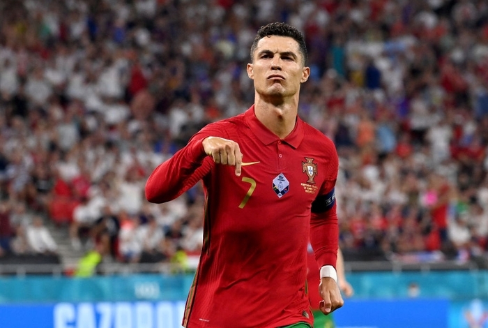 Chùm ảnh đẹp đỉnh quá trời của Ronaldo tại Euro, xuất sắc thế này thì các đàn em theo kịp làm sao đây? - Ảnh 5.