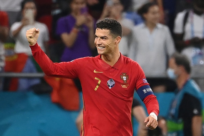 Chùm ảnh đẹp đỉnh quá trời của Ronaldo tại Euro, xuất sắc thế này thì các đàn em theo kịp làm sao đây? - Ảnh 3.