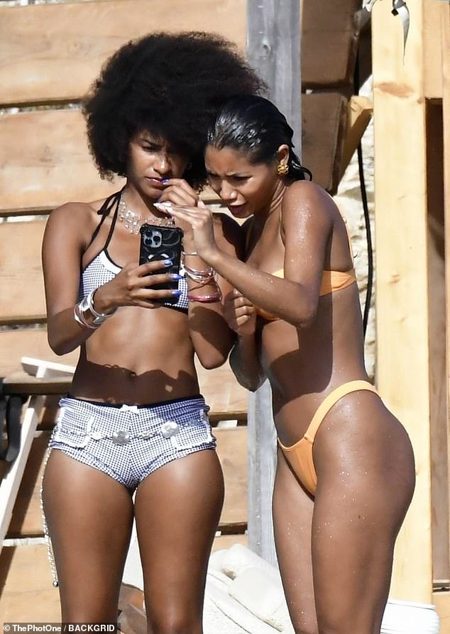 She could also be seen checking something on her friend's phone while soaking up the sun