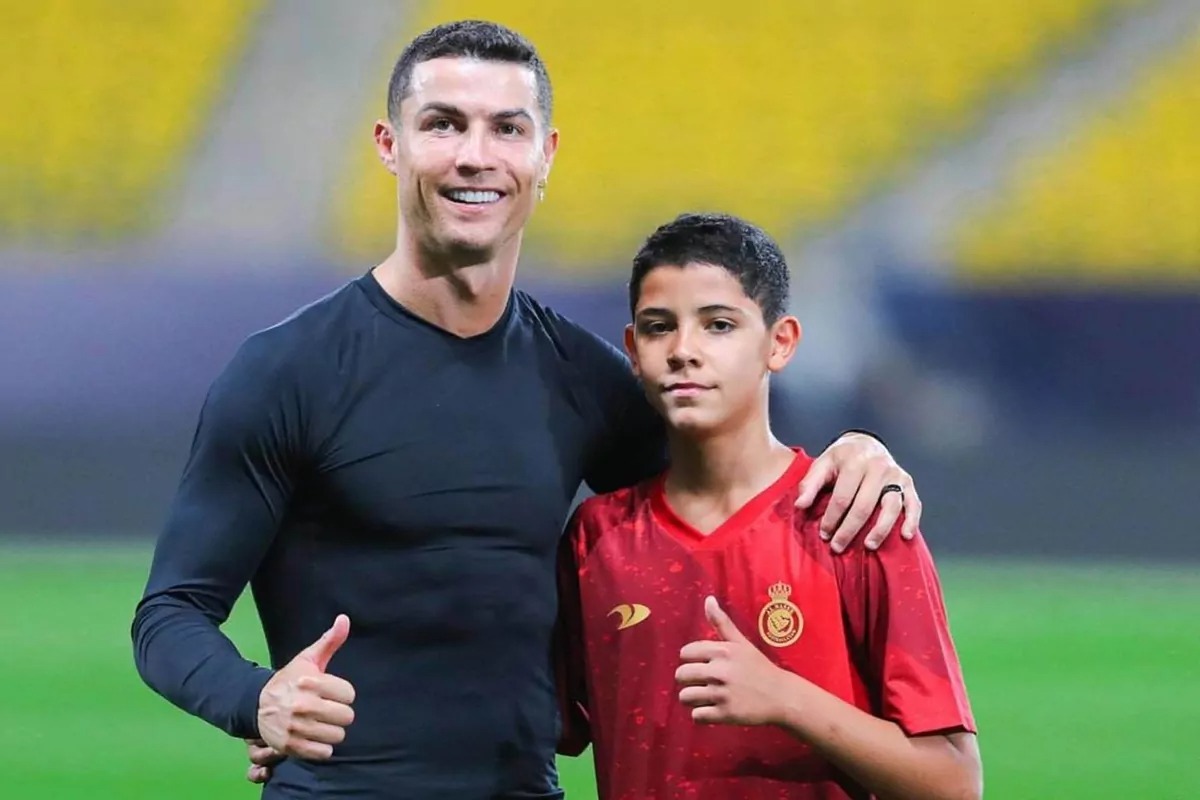 Con gái Ronaldo mới 2 tuổi đã biết đá bóng- Ảnh 2.