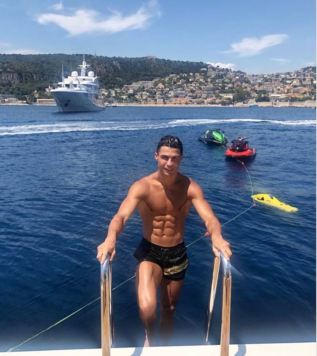 Ronaldo khoe body như tượng tạc ở tuổi 34, bảo sao hơn chục năm vẫn giữ vững ngôi vị cầu thủ quyến rũ nhất hành tinh - Ảnh 4.