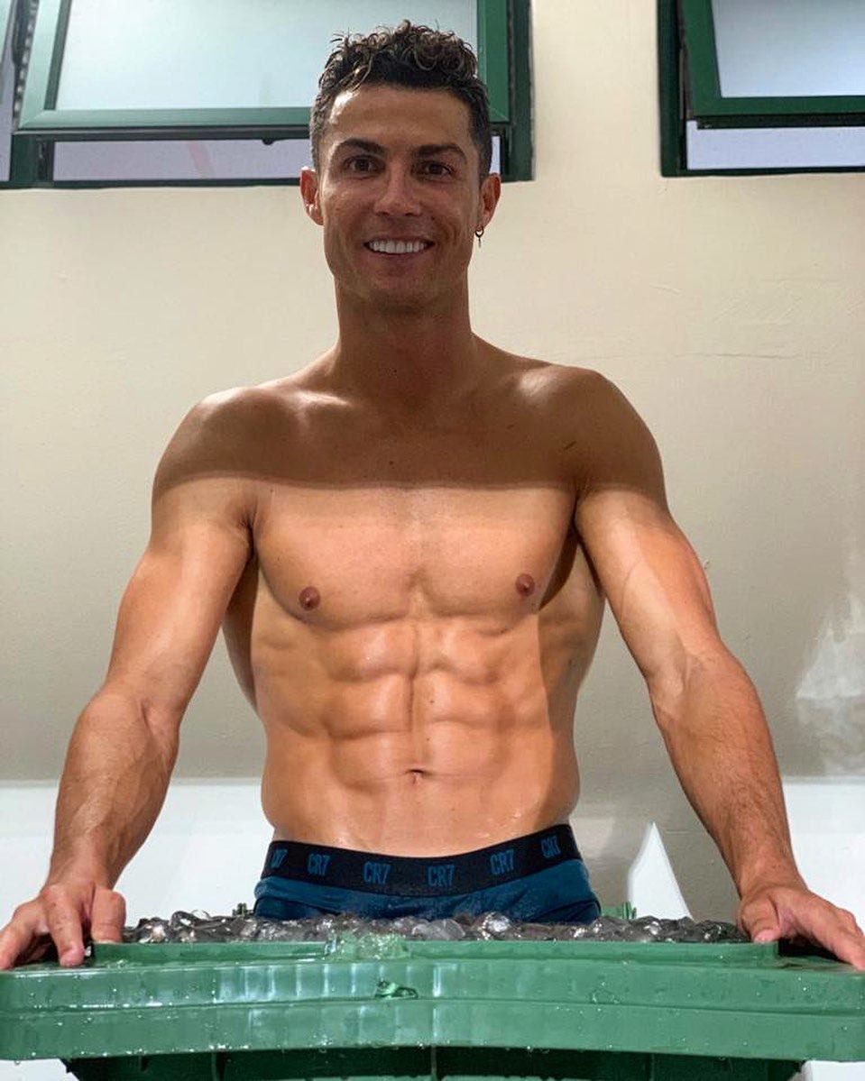 Ronaldo khoe body như tượng tạc ở tuổi 34, bảo sao hơn chục năm vẫn giữ vững ngôi vị cầu thủ quyến rũ nhất hành tinh - Ảnh 1.