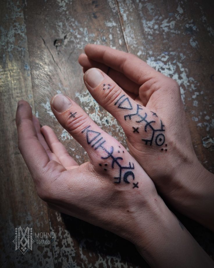 Discover 2024&#8217;s Top 20 Symbolic Hand Tattoos: Chinese, Viking, Om, Anarchy &#038; More &#8211; Get Inspired!