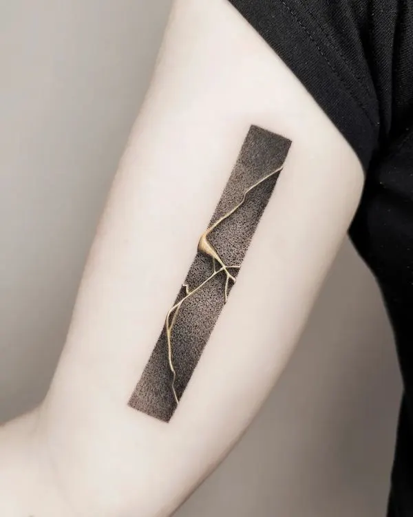 Kintsugi stripe bicep tattoo by @jamjam.tattoo